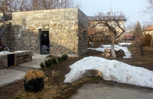 Zove Rural Cottage with garden views
