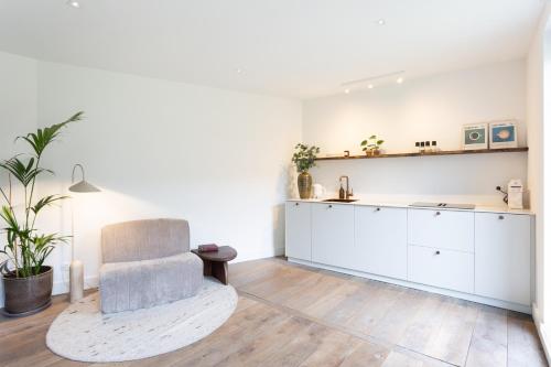 a living room with a chair and a counter at De Wilden Ezel in Mol