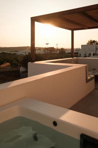 a bath tub on the roof of a house at Mazi Paros in Aliki