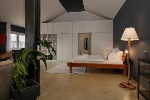 a bedroom with a bed and a lamp in it at Wohnkultur - Industrial Loft Schwetzingen in Schwetzingen