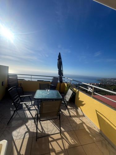 a patio with a table and chairs on a balcony at Betty House. in Santa Cruz