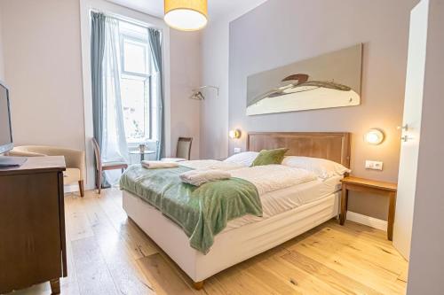 1 Aprt & 5 Stylish Hotel Rooms, Comfort & Convenience Combined
