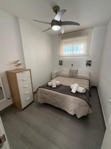 a bedroom with a bed and a ceiling fan at Apartamento Dreamplace in Finestrat