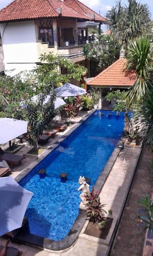 an overhead view of a swimming pool at a resort at Nitya Home Stay Lembongan in Nusa Lembongan