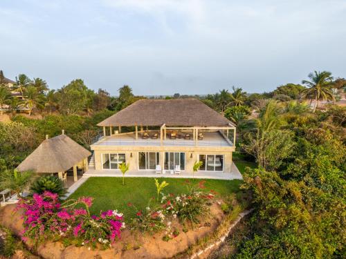 Adouna Bay tesisinin dışında bir bahçe