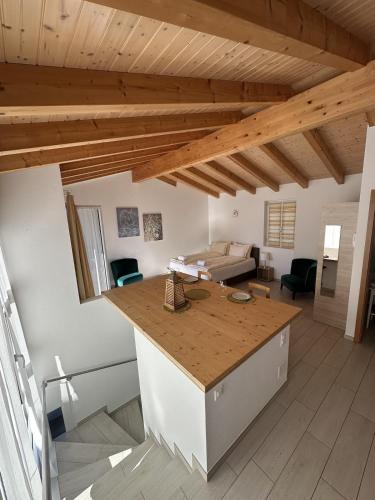Bright studio, just steps to the lake