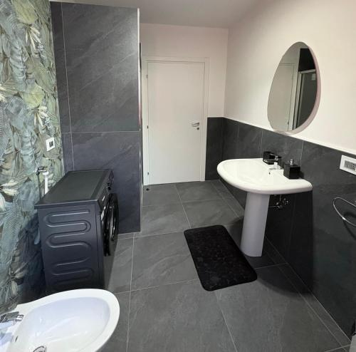 a bathroom with a sink and a mirror at Ami Affittacamere 4 in Castel San Giovanni