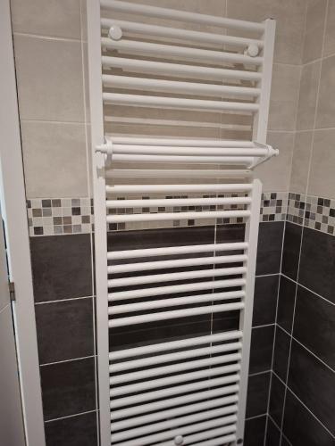 una ducha con puerta de cristal en un baño en Chez moi, en Gan