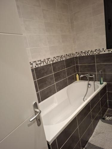 Un baño con bañera en una habitación. en Chez moi, en Gan