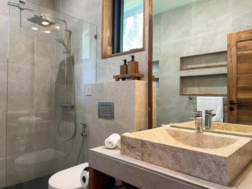 a bathroom with a sink and a shower at Altura Villa Pool & Panoramic View in Ban Nong Chaeng