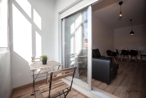 Downtown 3 Bedroom with Balcony - Quiet Street - Family Friendly - Groups