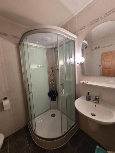 a bathroom with a shower and a sink at Pension Fuchsbau in Münchberg