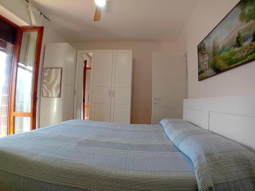 a bedroom with a large bed in a room at Casa Vacanze Minù in Faggeto Lario 
