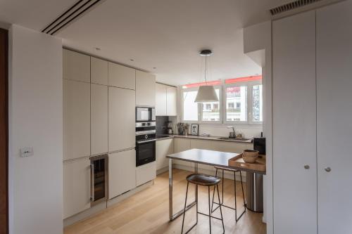Montaigne - Sunlit Corner Penthouse with Balcony