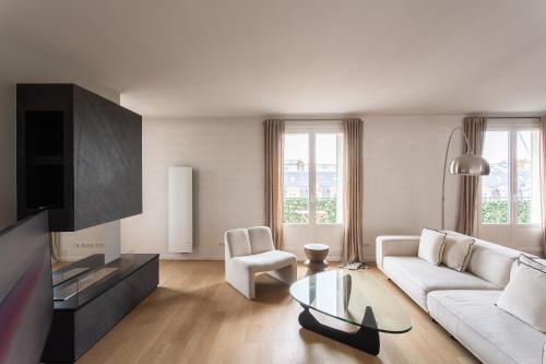 Montaigne - Sunlit Corner Penthouse with Balcony