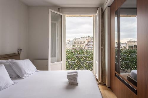 Montaigne - Sunlit Corner Penthouse with Balcony