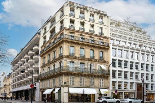 Montaigne - Sunlit Corner Penthouse with Balcony