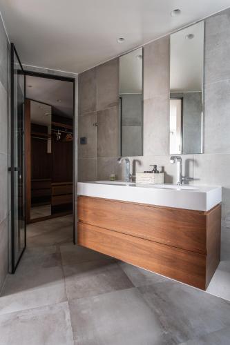 Montaigne - Sunlit Corner Penthouse with Balcony