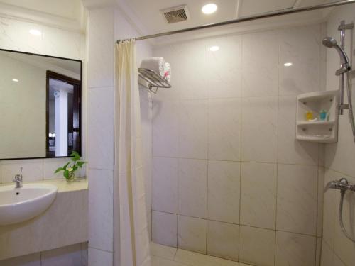 a bathroom with a shower and a sink at Marbella Place Anyer by Jayakarta in Kamasan