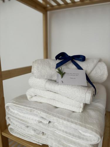 a stack of towels with a blue bow at VictrixHomes in León