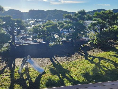 a view of trees and a view of a city at 【 円 madoka 】逗子鎌倉で暮らすように過ごす一棟貸し宿泊施設​ in Zushi