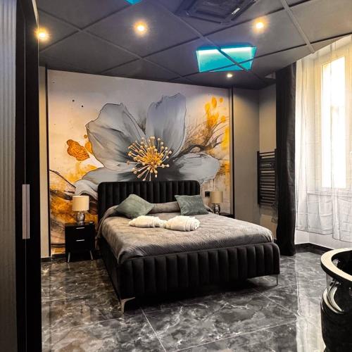 ein Schlafzimmer mit einem großen Blumengemälde an der Wand in der Unterkunft Opera 235 in Isernia