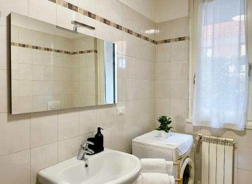 a bathroom with a sink and a mirror at Bellagio Wave Apartment in Bellagio