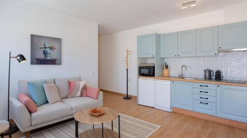a living room with a couch and a kitchen at Villa Marie e Villa Marieke Ferragudo by Rosado in Ferragudo