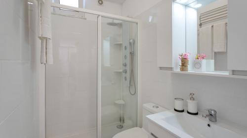a bathroom with a shower and a toilet and a sink at Villa Marie e Villa Marieke Ferragudo by Rosado in Ferragudo
