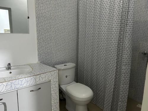 ein Badezimmer mit Toilette und Duschvorhang in der Unterkunft your place in Ngaparou