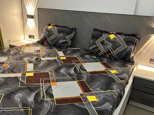ein Schlafzimmer mit einem Bett mit schwarzer Bettdecke in der Unterkunft your place in Ngaparou