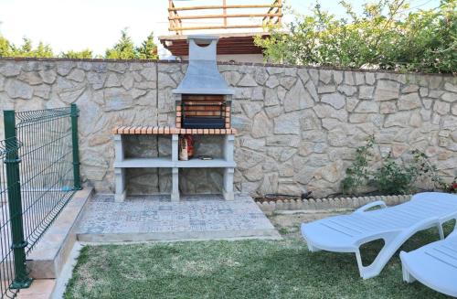 a backyard with a brick wall and a grill at Chalet El Palmar in El Palmar