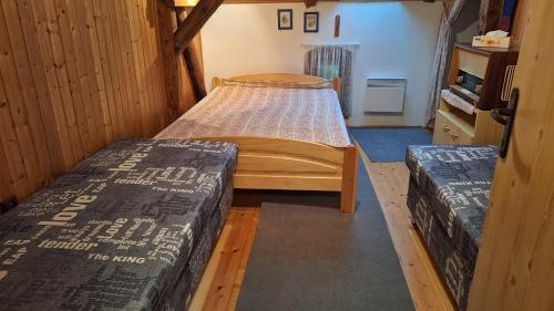 a small room with two beds in it at Chalupa U Kapličky Pastviny in Pastviny