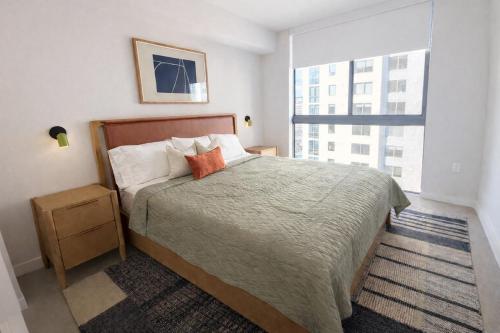 a bedroom with a bed and a large window at Lujoso apartamento ,The Crosby Miami World Center in Miami