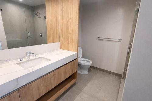 a bathroom with a sink and a toilet at Lujoso apartamento ,The Crosby Miami World Center in Miami