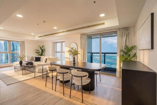 Central Spacious Marina Home with Stunning Views