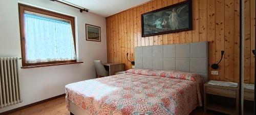 a bedroom with a bed and a window at LA CESURA in Carano