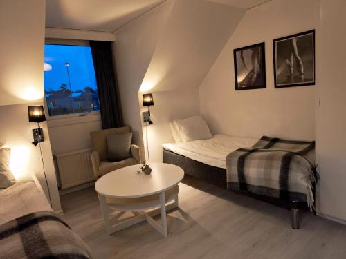 a hotel room with a bed and a table and a chair at Hotell Trasten Tylösand in Tylösand