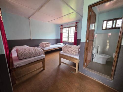 a room with a bathroom with a toilet and a mirror at Hotel mardi station and restaurent in Astam