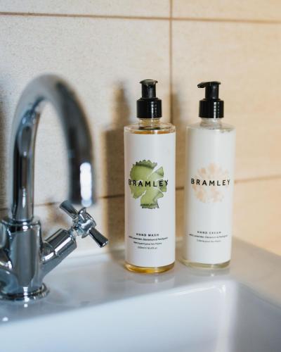 due bottiglie di sapone appoggiate su un lavandino di Tower Hotel a Lincoln
