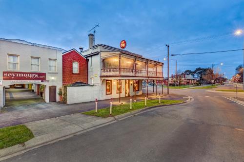 a building on the corner of a street at Seymours On Lydiard in Ballarat