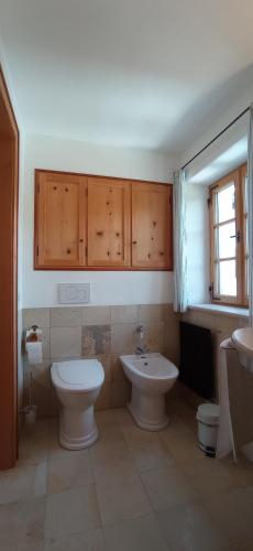 a bathroom with a toilet and a sink at Wohnen beim Keramiker in Kolbermoor