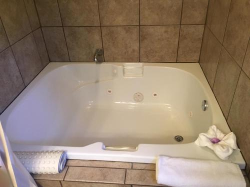 - Baño con bañera y toalla en Pepper Tree Inn Tahoe City, en Tahoe City