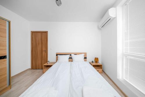 1BR Flat Steps from Metro and Tram Stops