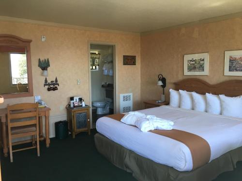 Postel nebo postele na pokoji v ubytování Pepper Tree Inn Tahoe City