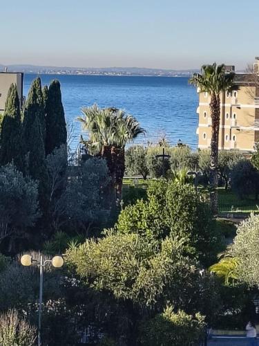 ein Garten mit Blick auf das Meer in der Unterkunft Residence Beatrix in Bardolino
