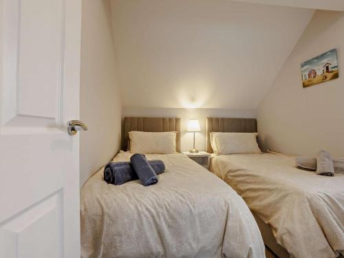 two beds in a small room with twoermottermott at 2 Bed in Beaworthy oc-87085 in Highampton