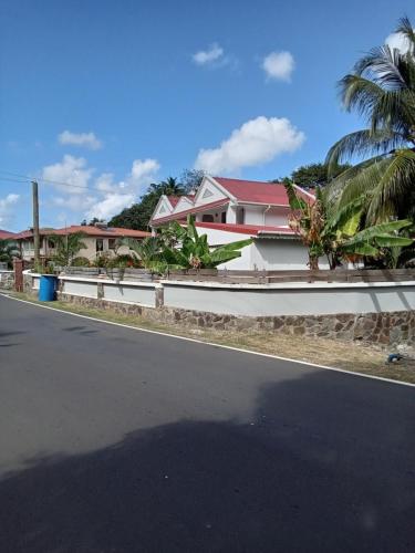 una casa sul ciglio della strada di Kaye Jacquot a Monchy