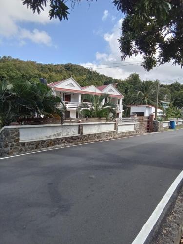 una casa sul ciglio della strada di Kaye Jacquot a Monchy