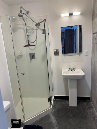 a bathroom with a shower and a sink at Suite en Torre Kyo Constella con vistas panorámicas in Monterrey
